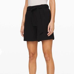 Lululemon Noir Short, Black, Size 6